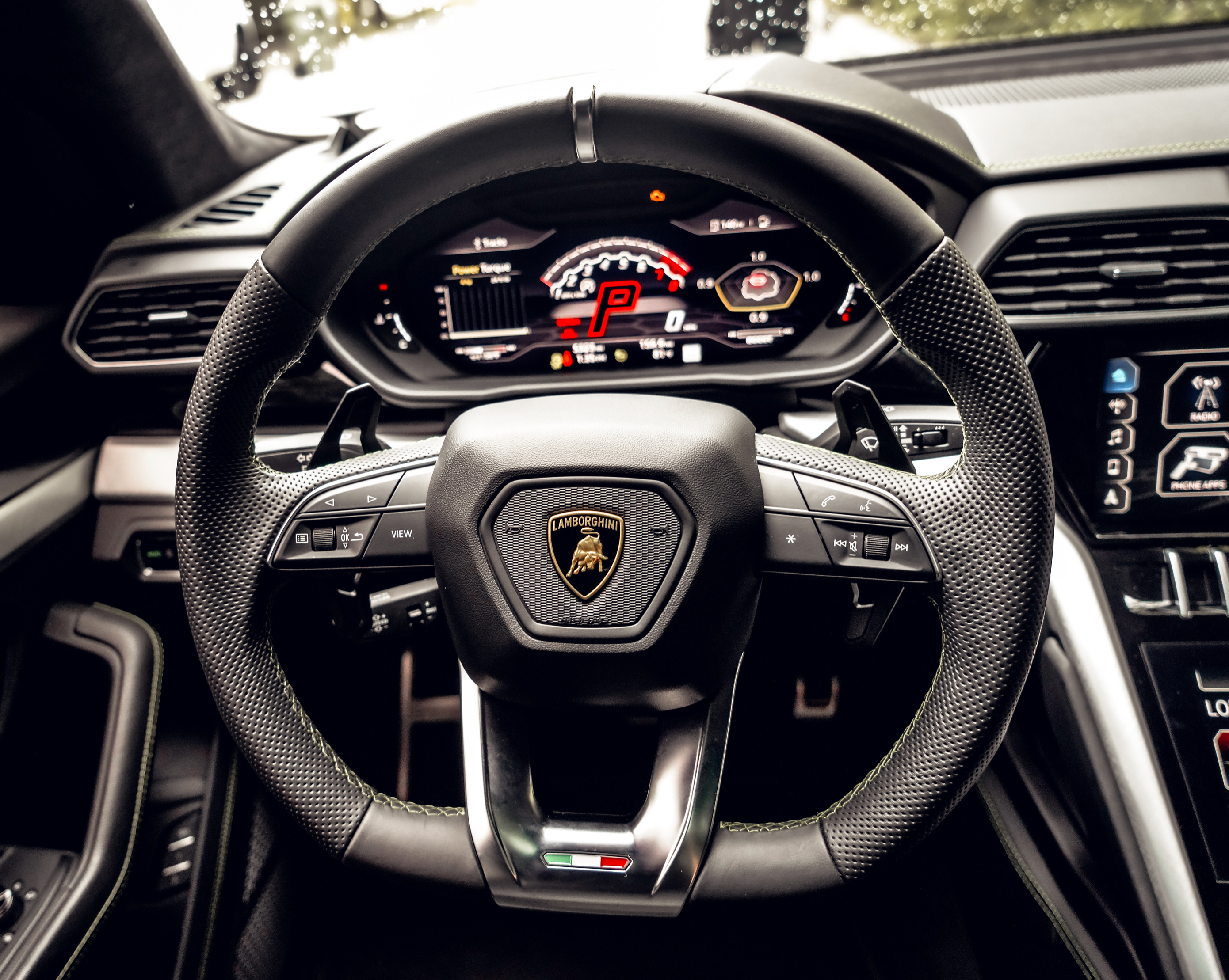 LAMBORGHINI URUS DOVE