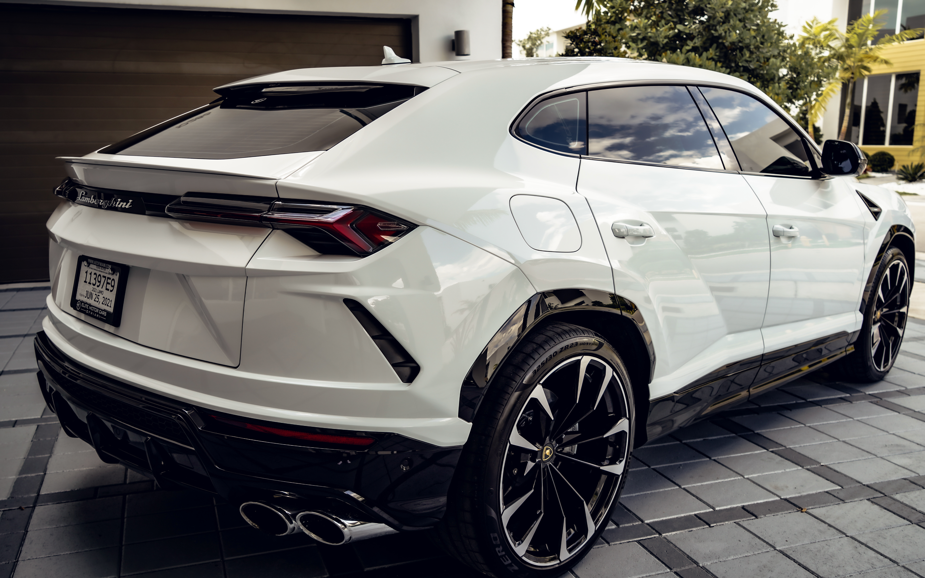 2022 LAMBORGHINI URUS - WHITE