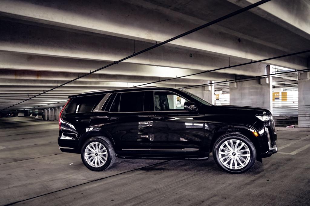 CADILLAC ESCALADE LUXURY - (2023, BLACK)